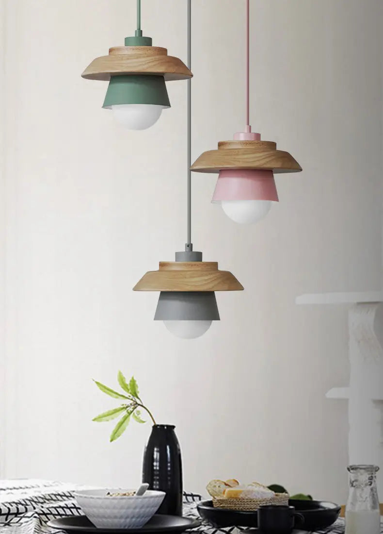 Pendelleuchte aus Holz und Aluminium im nordischen Design
