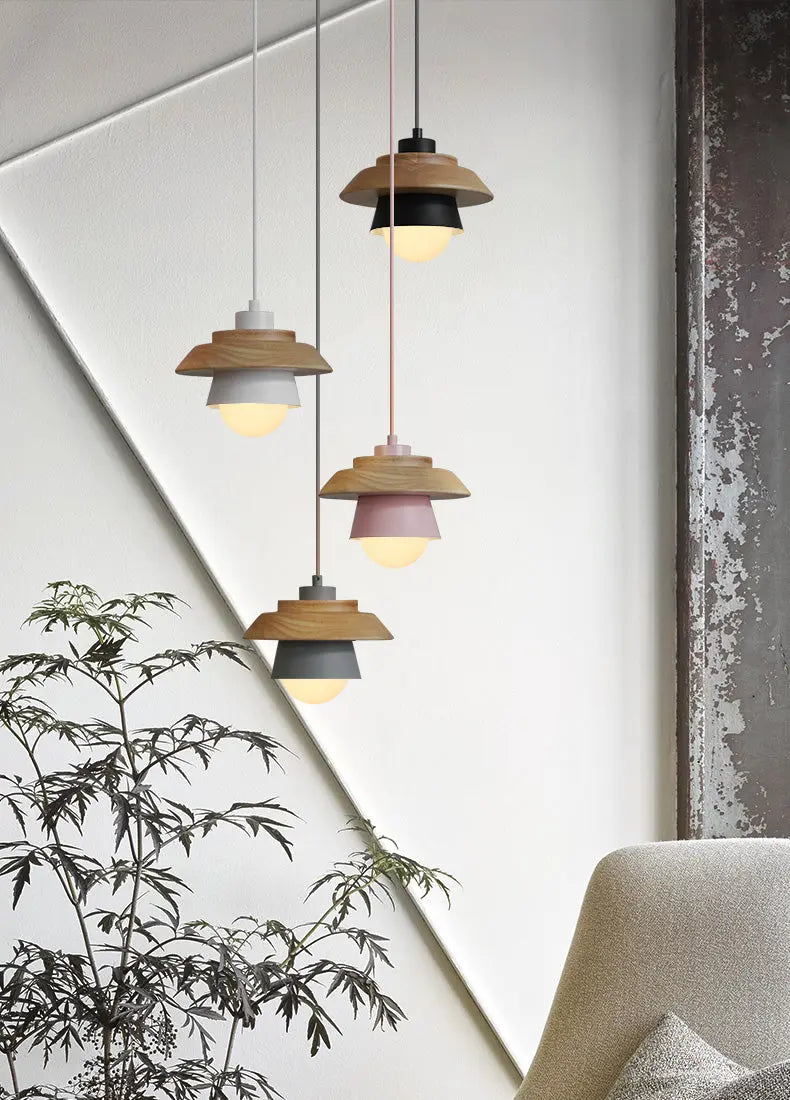 Pendelleuchte aus Holz und Aluminium im nordischen Design
