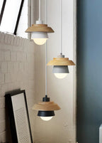 Pendelleuchte aus Holz und Aluminium im nordischen Design