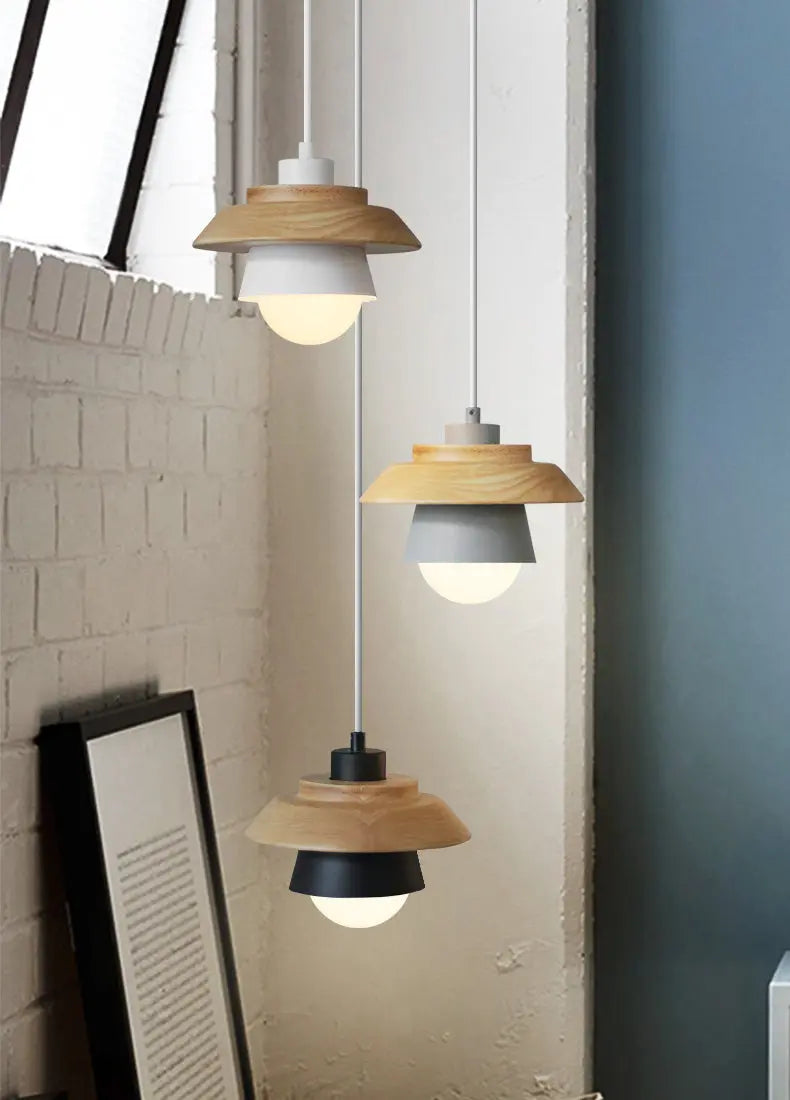 Pendelleuchte aus Holz und Aluminium im nordischen Design