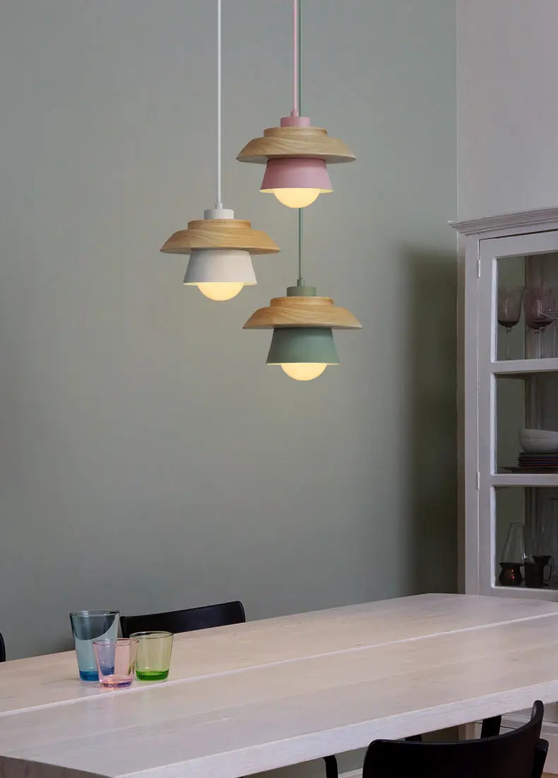 Pendelleuchte aus Holz und Aluminium im nordischen Design