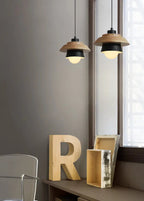 Pendelleuchte aus Holz und Aluminium im nordischen Design