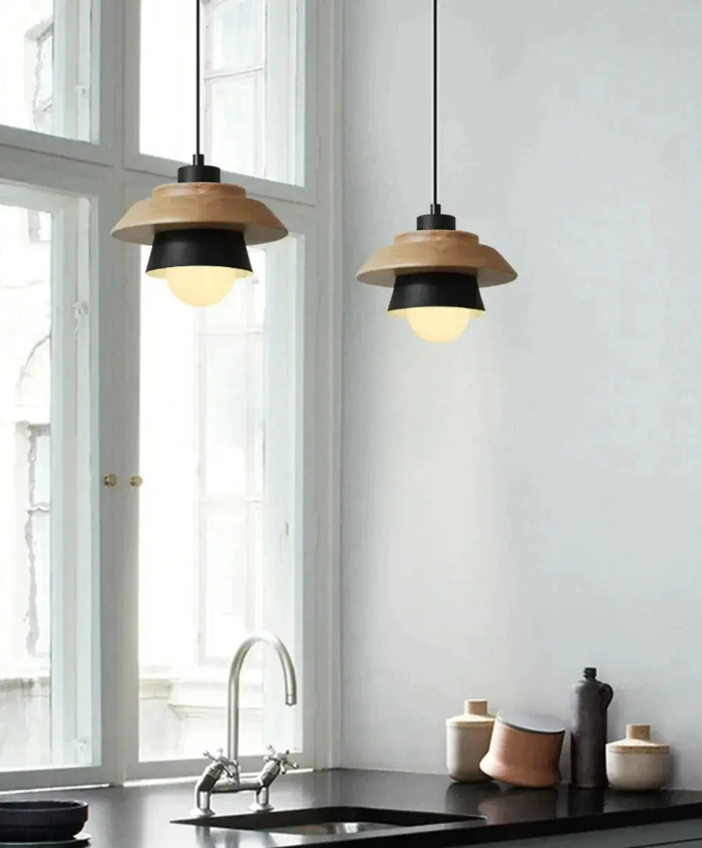 Pendelleuchte aus Holz und Aluminium im nordischen Design