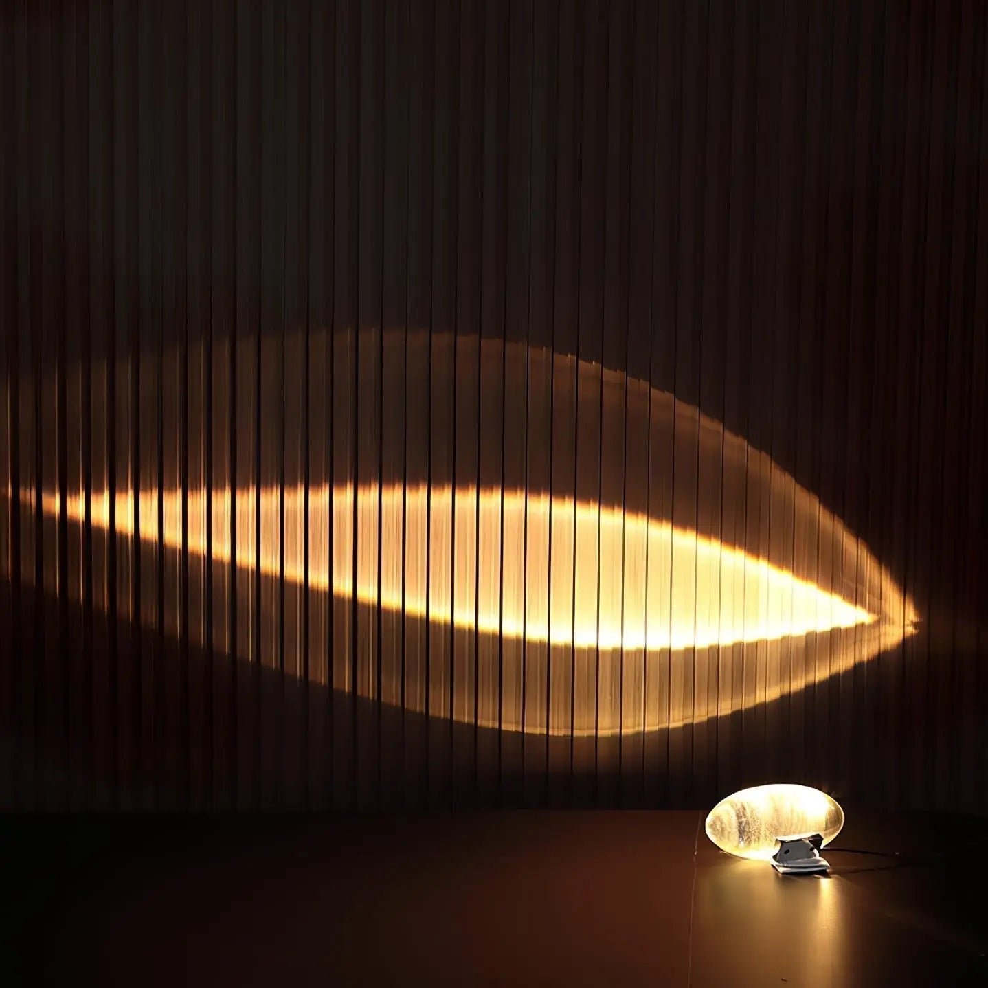 Kristall-Tischleuchte mit LED-Lichtbogen