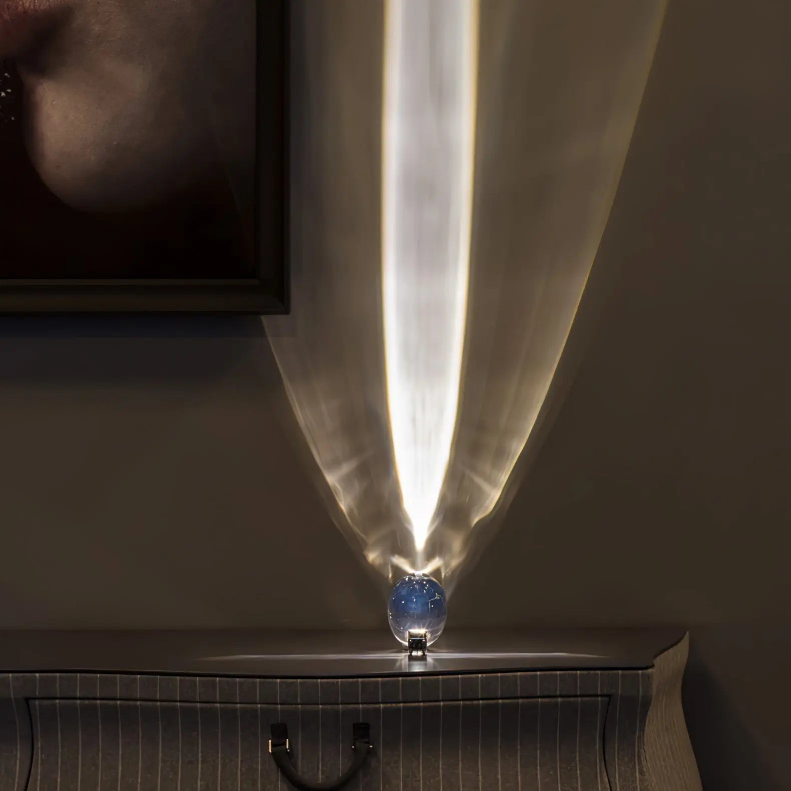 Kristall-Tischleuchte mit LED-Lichtbogen