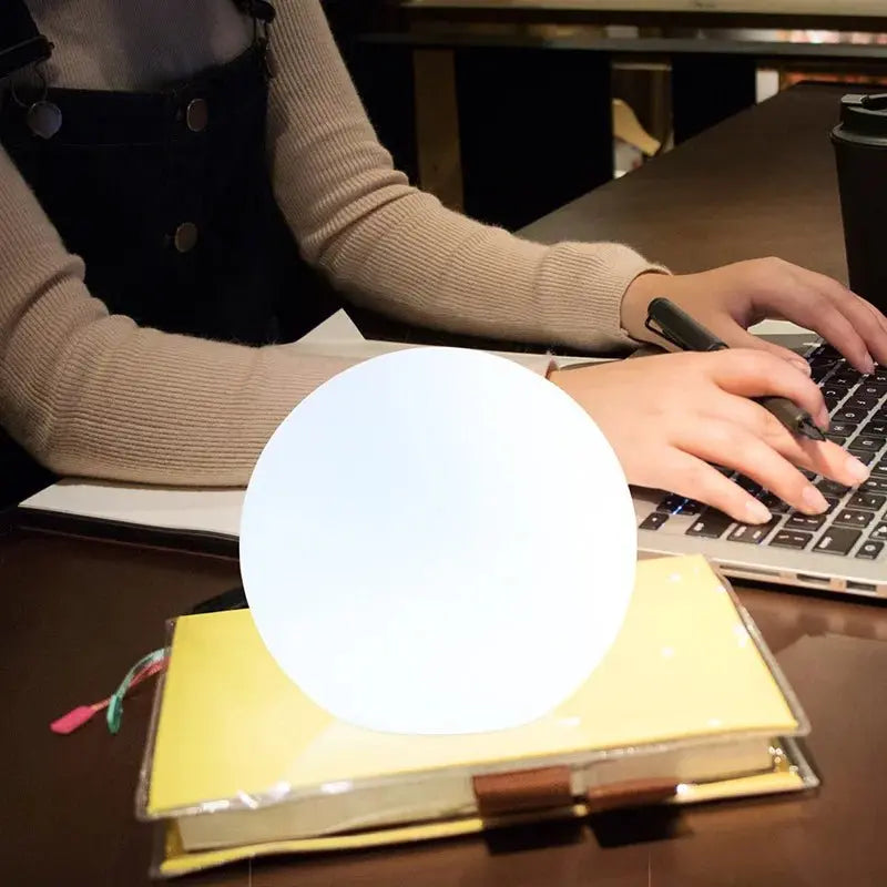 LED-Kugelleuchte mit 16 Farben und Fernbedienung