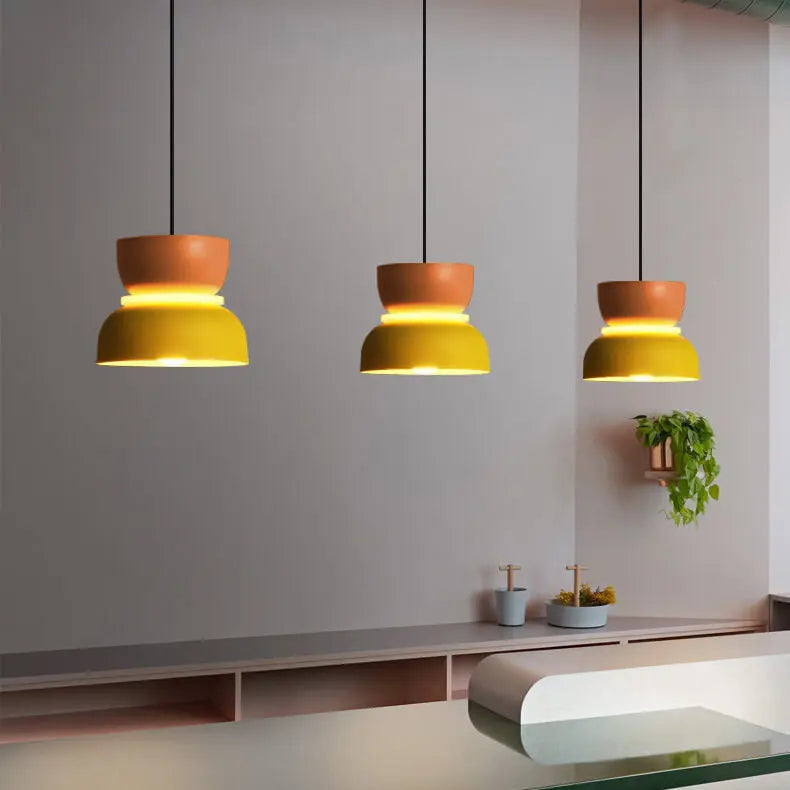 Pendelleuchte aus Metall im skandinavischen Design