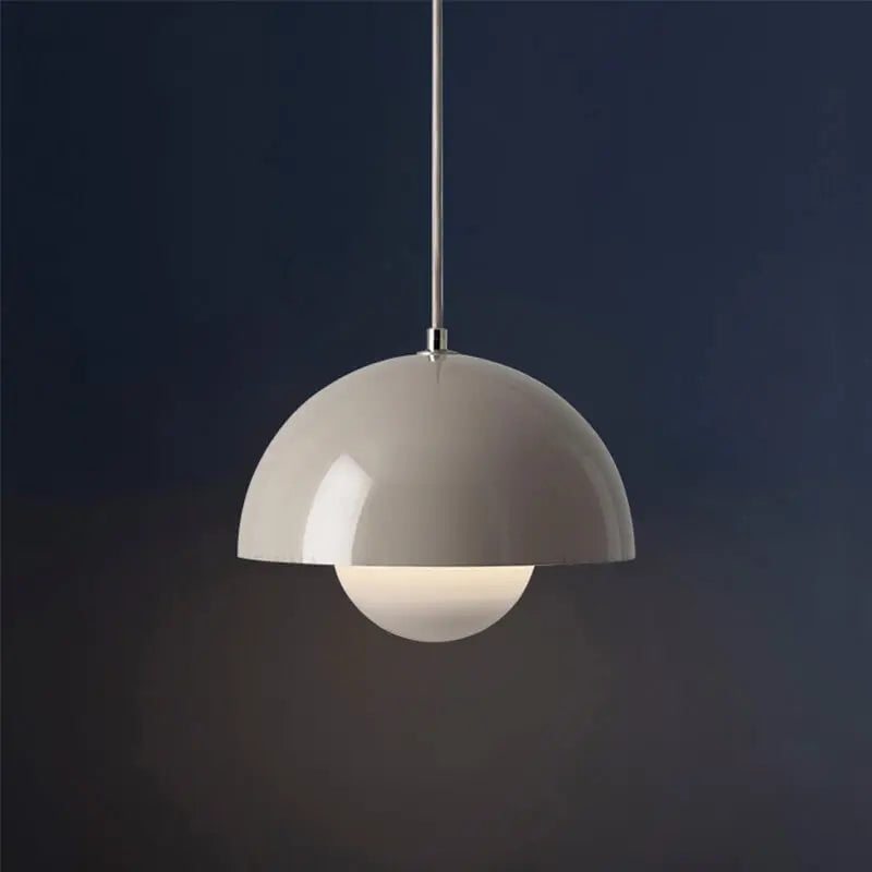 Pendelleuchte aus Metall mit Kuppelform