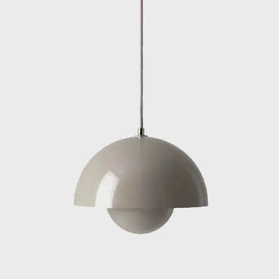 Pendelleuchte aus Metall mit Kuppelform