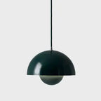 Pendelleuchte aus Metall mit Kuppelform