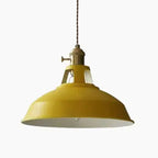 Pendelleuchte aus Metall im Industriedesign