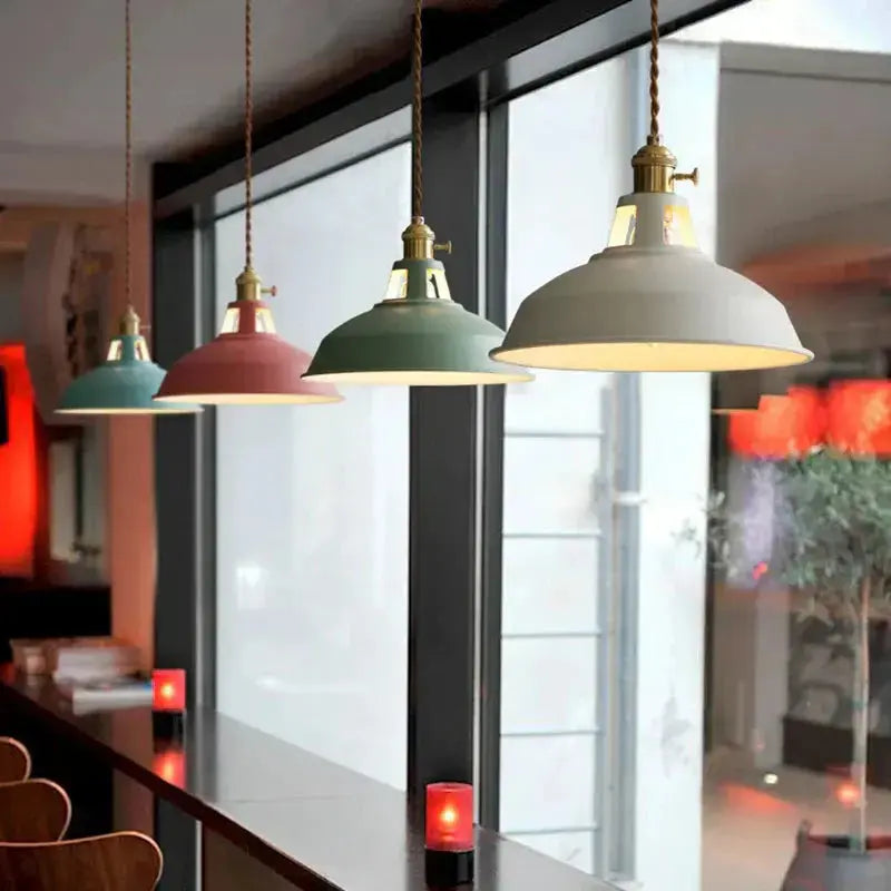 Pendelleuchte aus Metall im Industriedesign
