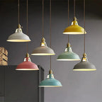 Pendelleuchte aus Metall im Industriedesign
