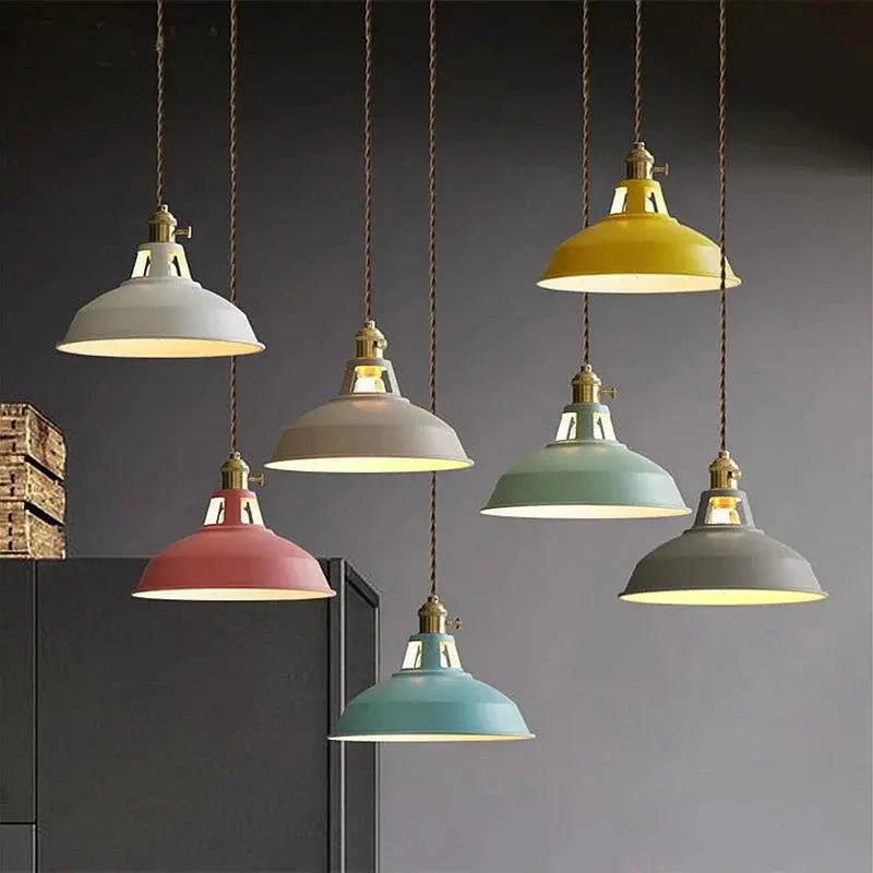 Pendelleuchte aus Metall im Industriedesign
