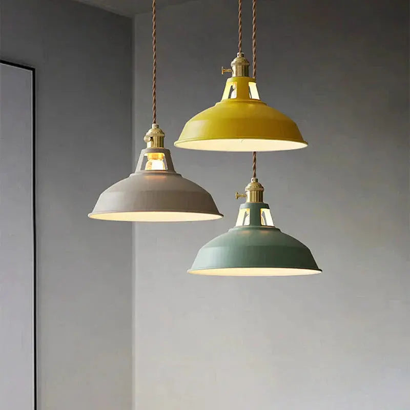 Pendelleuchte aus Metall im Industriedesign