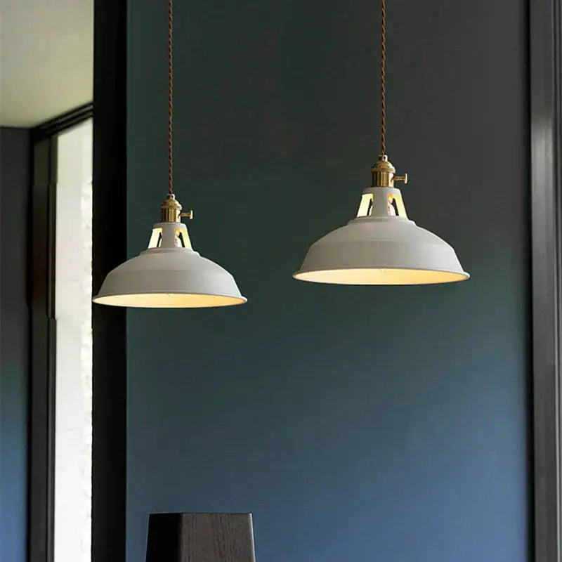 Pendelleuchte aus Metall im Industriedesign