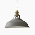 Pendelleuchte aus Metall im Industriedesign