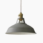 Pendelleuchte aus Metall im Industriedesign