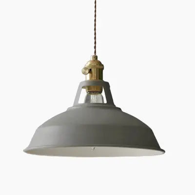 Pendelleuchte aus Metall im Industriedesign