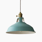 Pendelleuchte aus Metall im Industriedesign