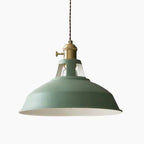 Pendelleuchte aus Metall im Industriedesign