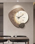 Wanduhr mit Mondmotiv in Beige und Gold