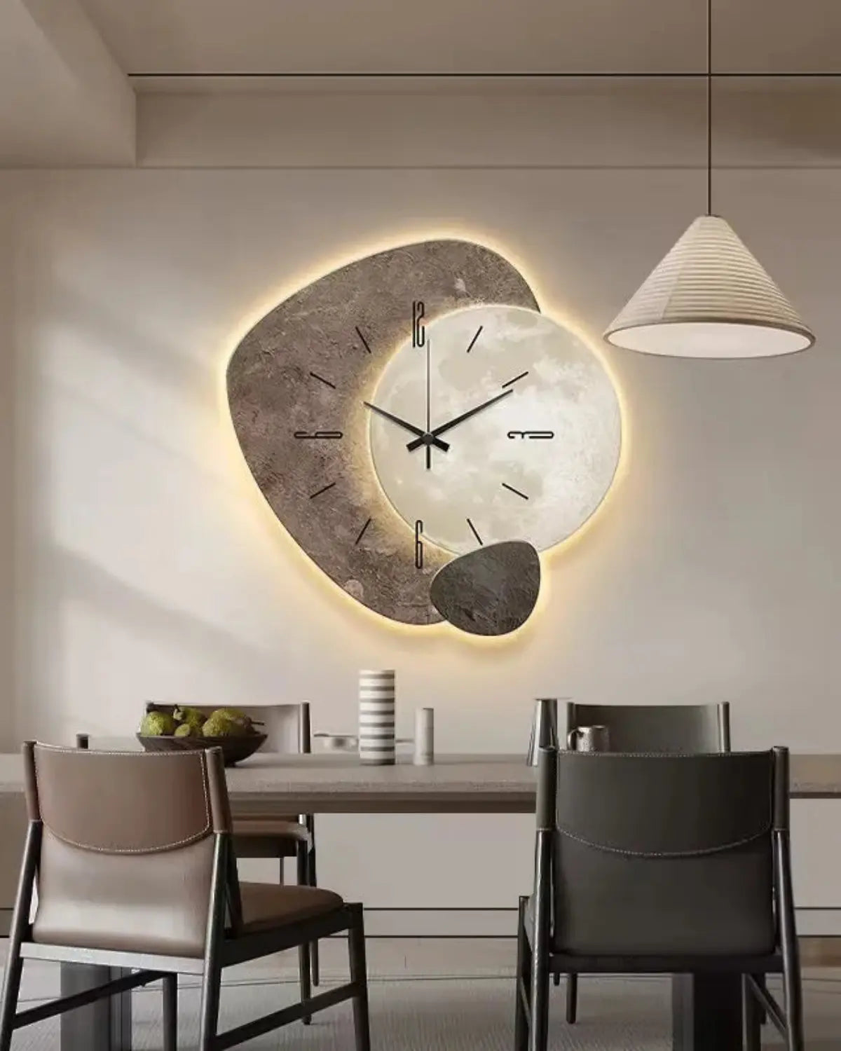 Wanduhr mit Mondmotiv in Beige und Gold