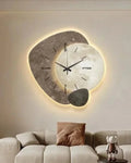 Wanduhr mit Mondmotiv in Beige und Gold