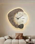 Wanduhr mit Mondmotiv in Beige und Gold