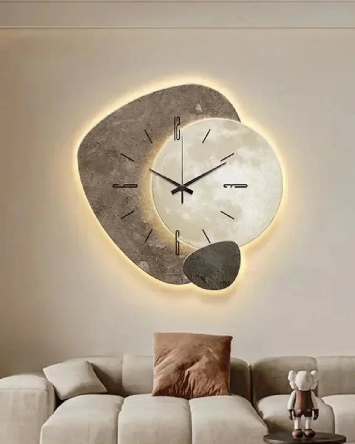 Wanduhr mit Mondmotiv in Beige und Gold