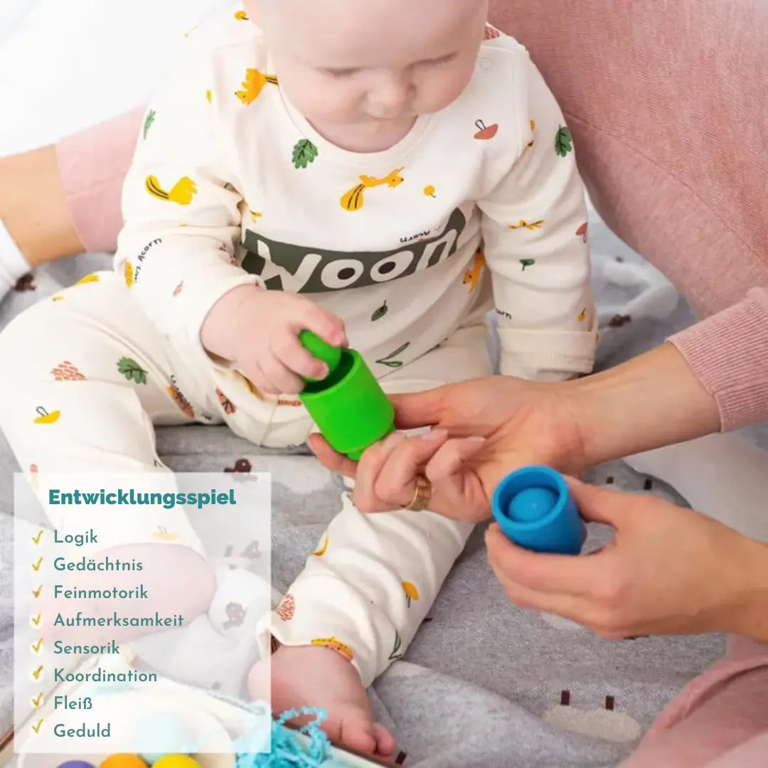 Montessori-Lernspielzeug mit Bechern und Bällen