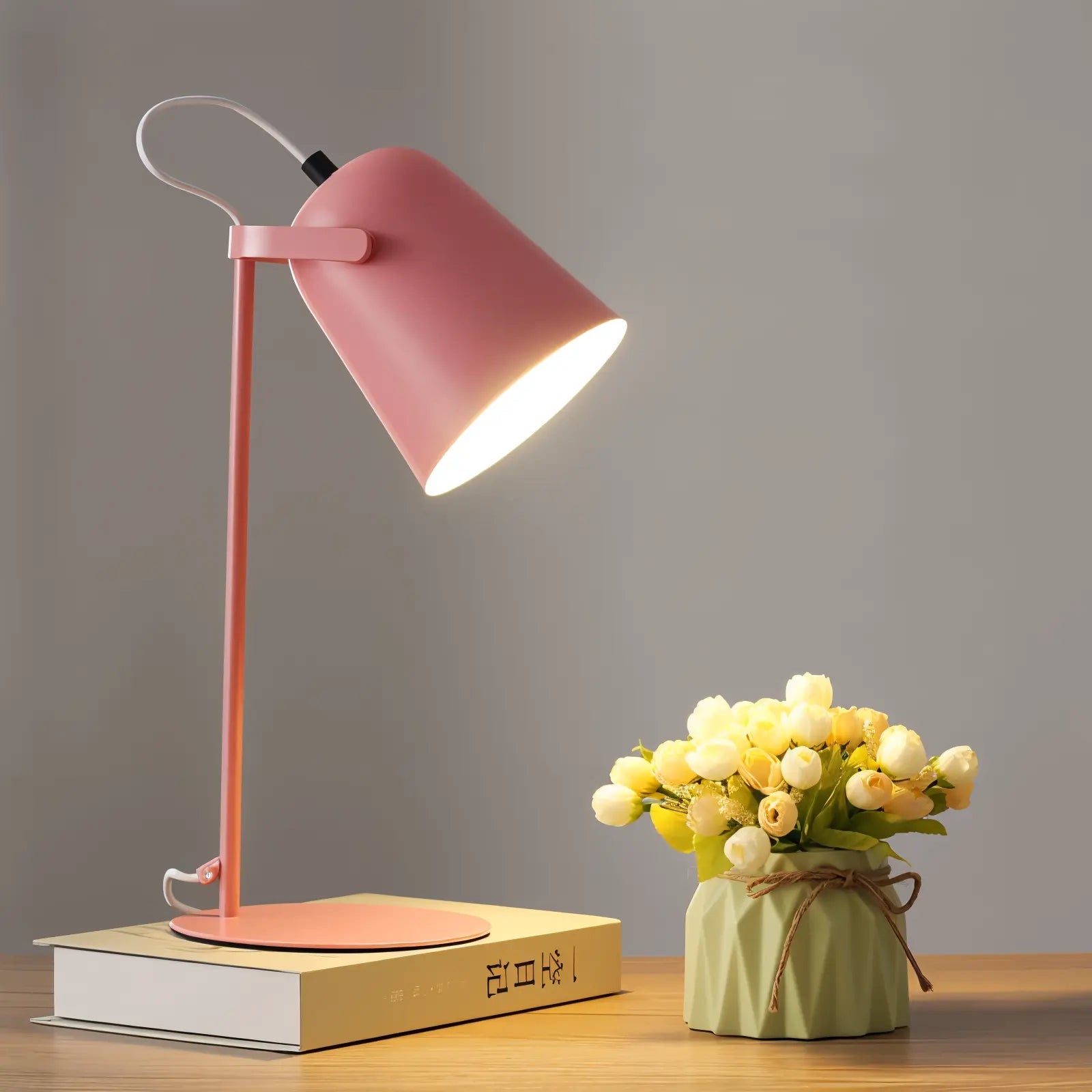 Tischlampe aus Metall mit verstellbarem Schirm
