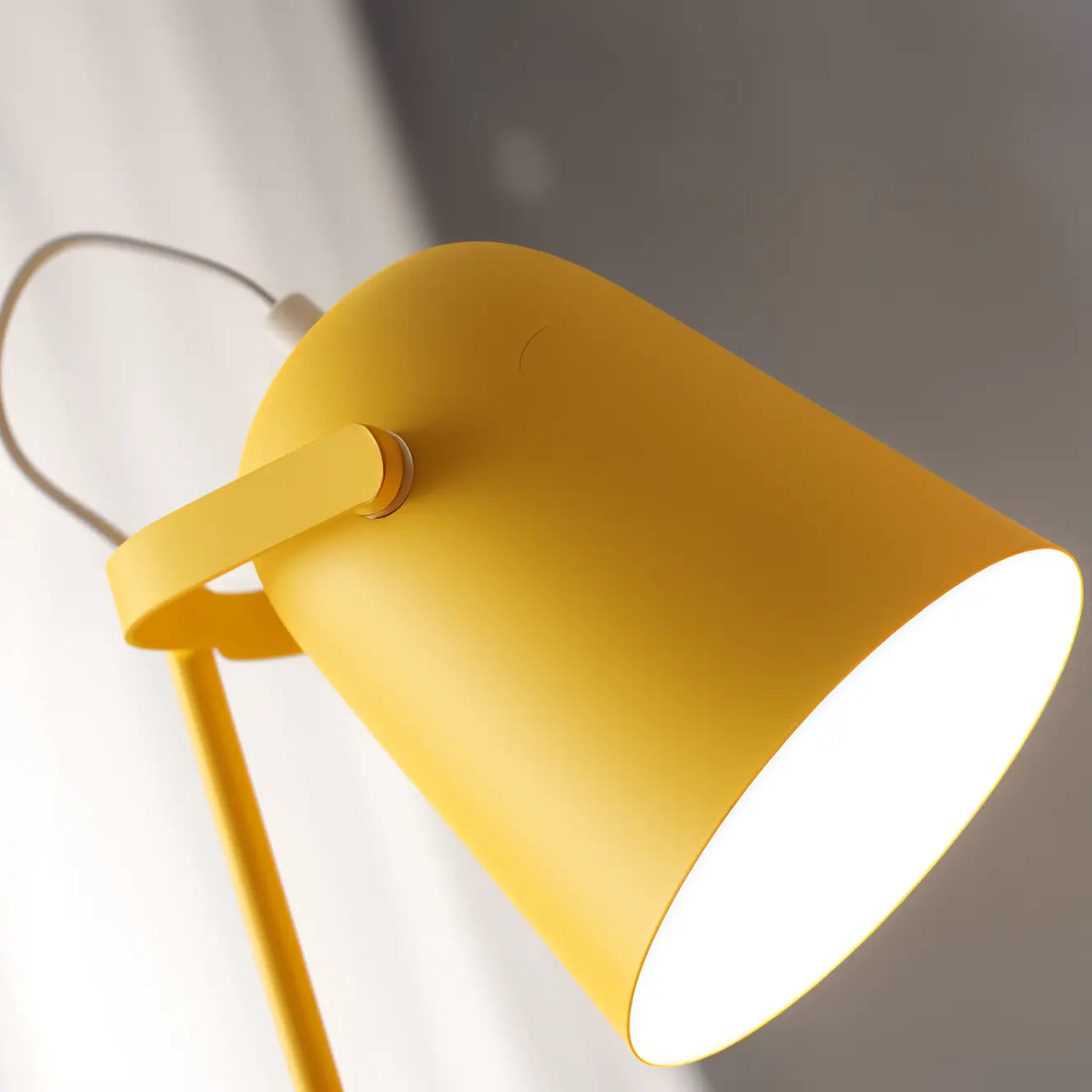 Tischlampe aus Metall mit verstellbarem Schirm