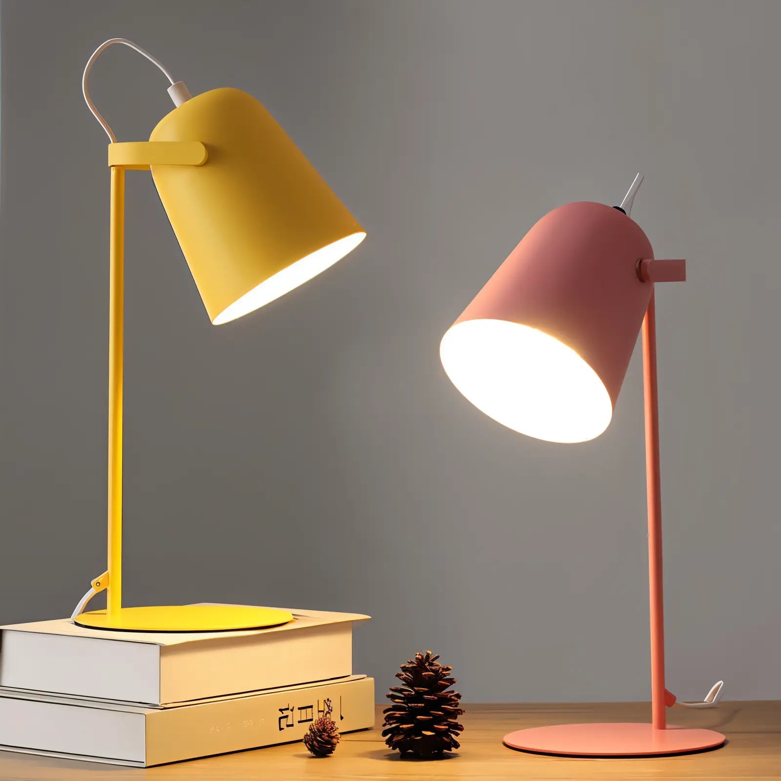 Tischlampe aus Metall mit verstellbarem Schirm