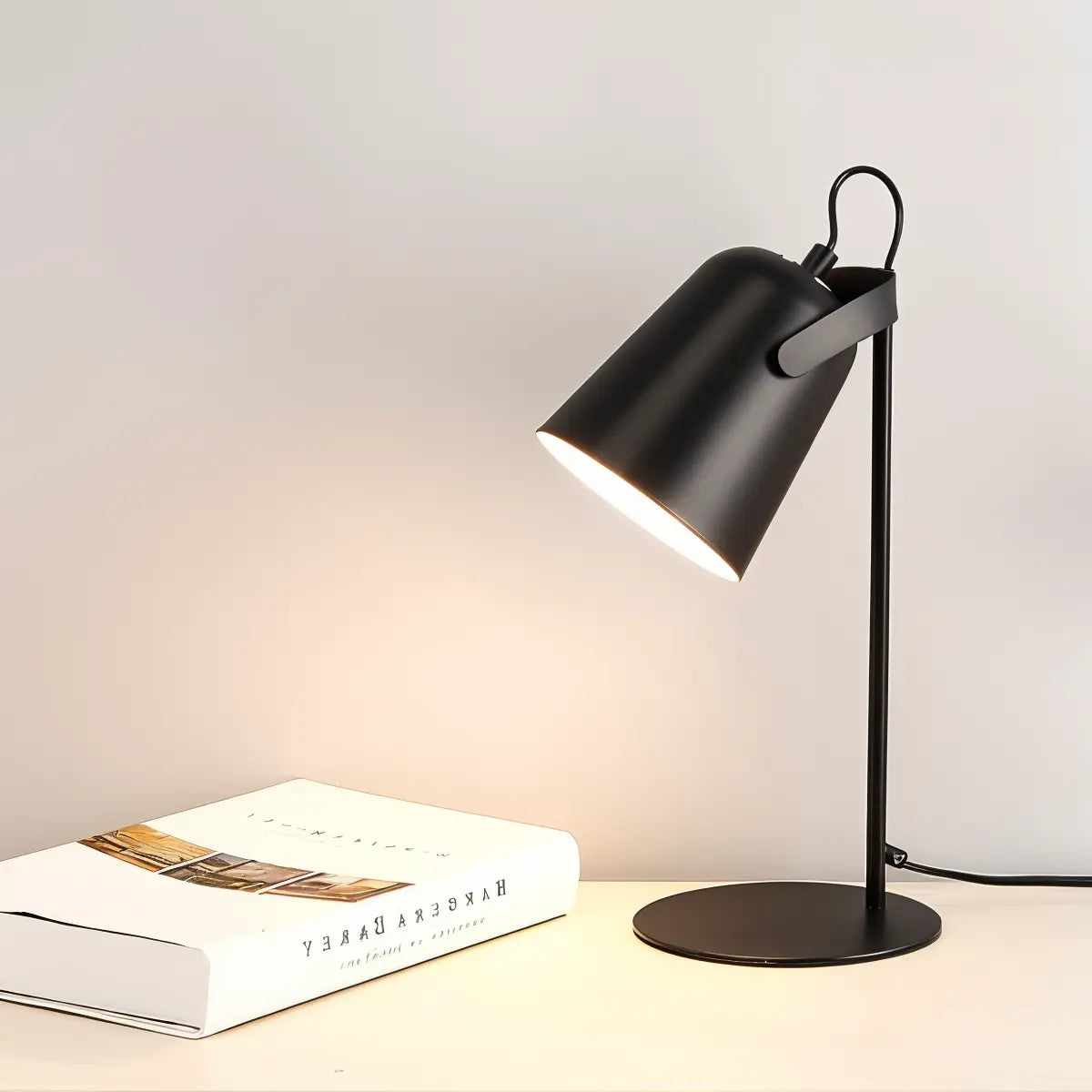 Tischlampe aus Metall mit verstellbarem Schirm