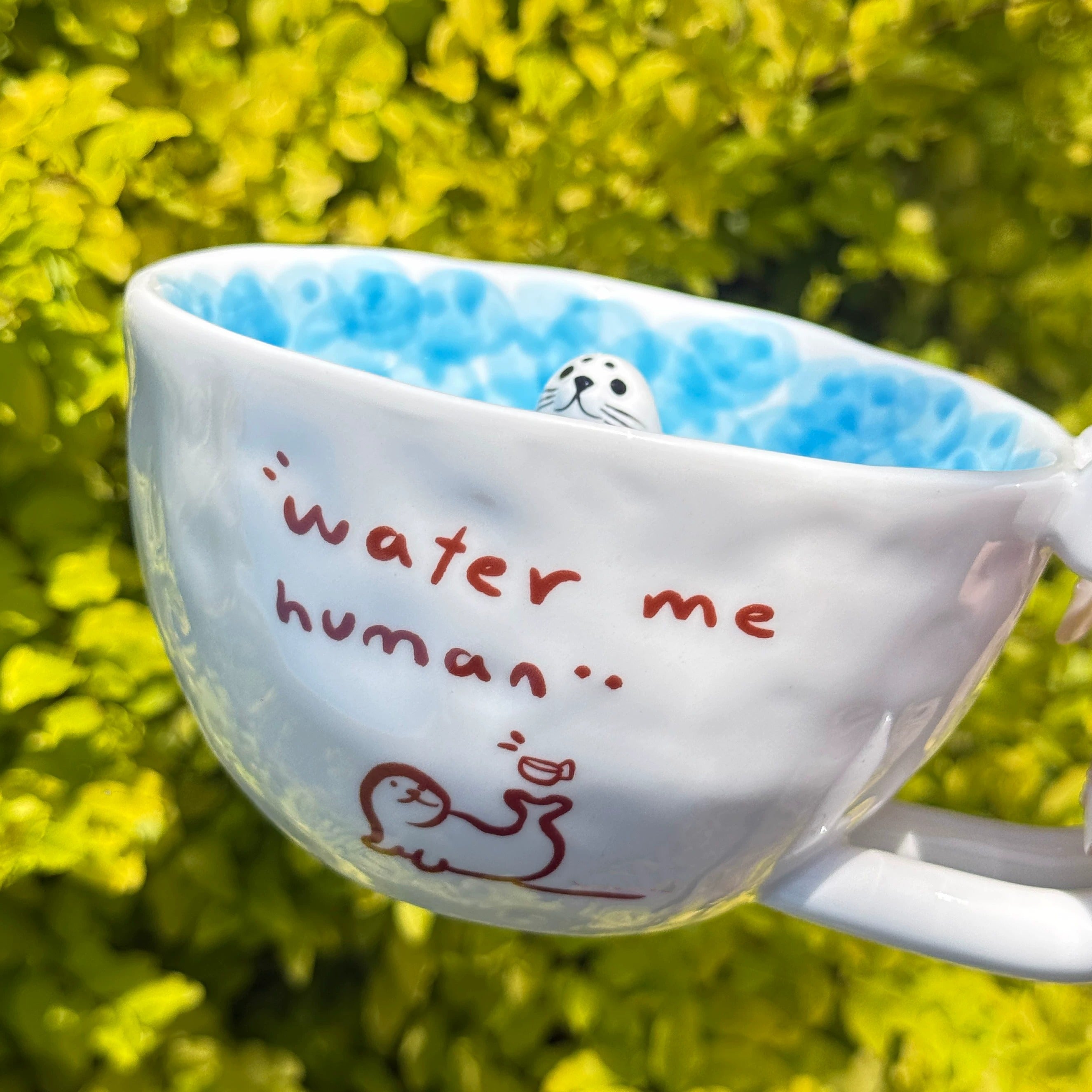 Keramiktasse mit Robben-Figur und Ozeanwellen-Design
