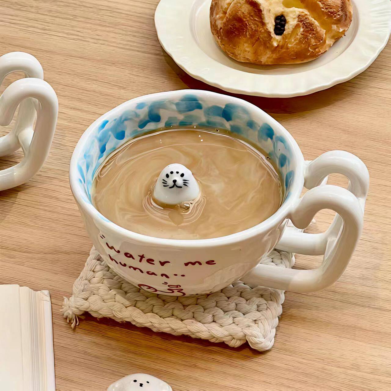 Keramiktasse mit Robben-Figur und Ozeanwellen-Design