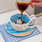 Keramiktasse mit Robben-Figur und Ozeanwellen-Design