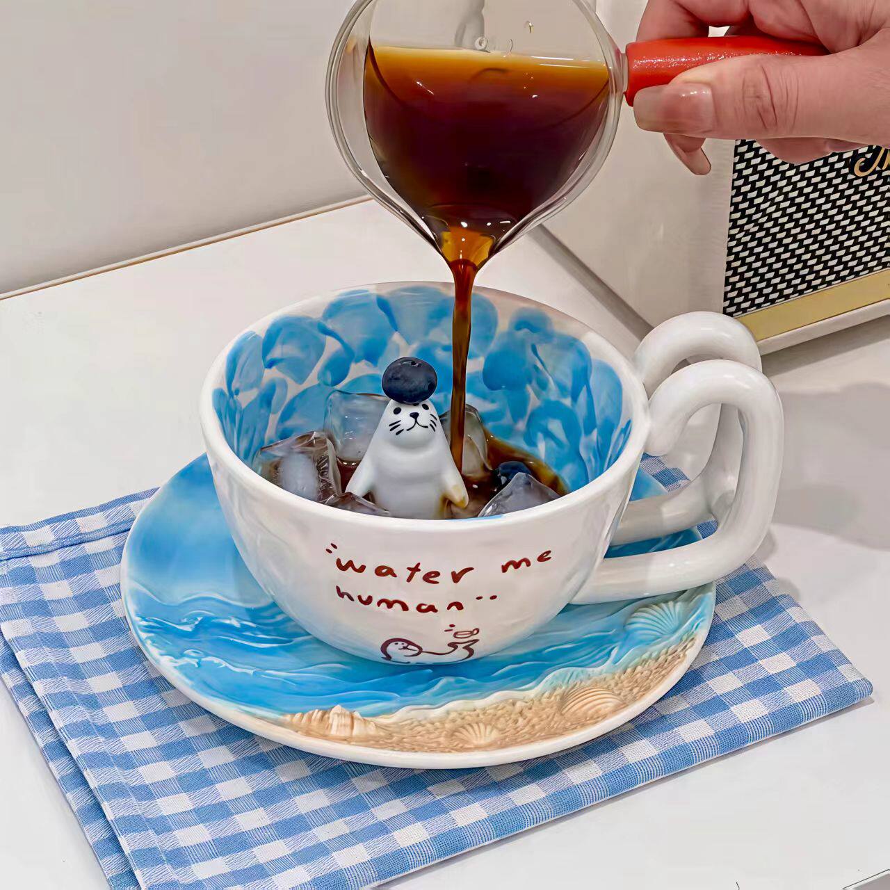 Keramiktasse mit Robben-Figur und Ozeanwellen-Design