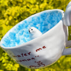 Keramiktasse mit Robben-Figur und Ozeanwellen-Design