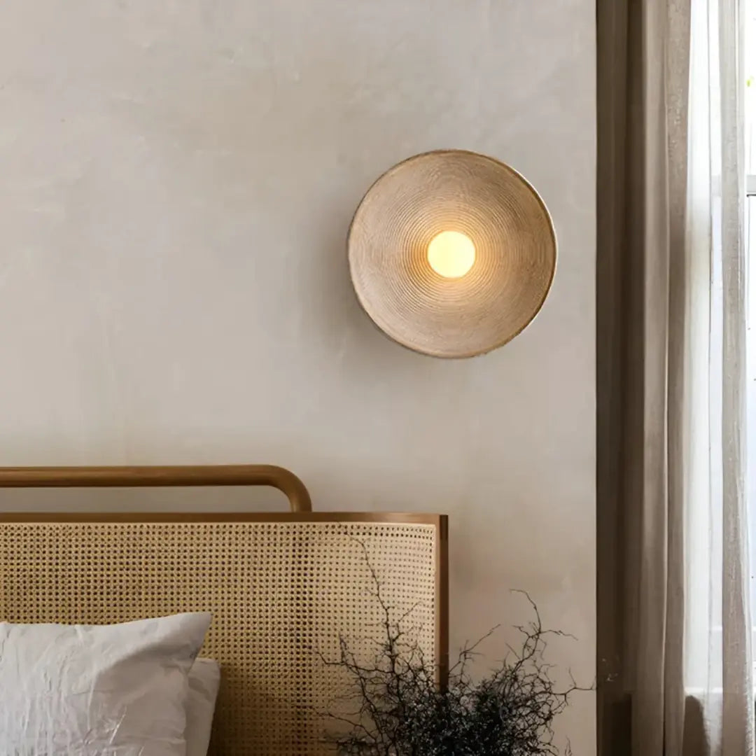 Wandleuchte aus Glas und Kunstharz – Runde Wabi-Sabi-Form