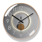 Designer-Wanduhr mit Pendel und Ambientelicht