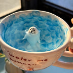 Keramiktasse mit Robben-Figur und Ozeanwellen-Design