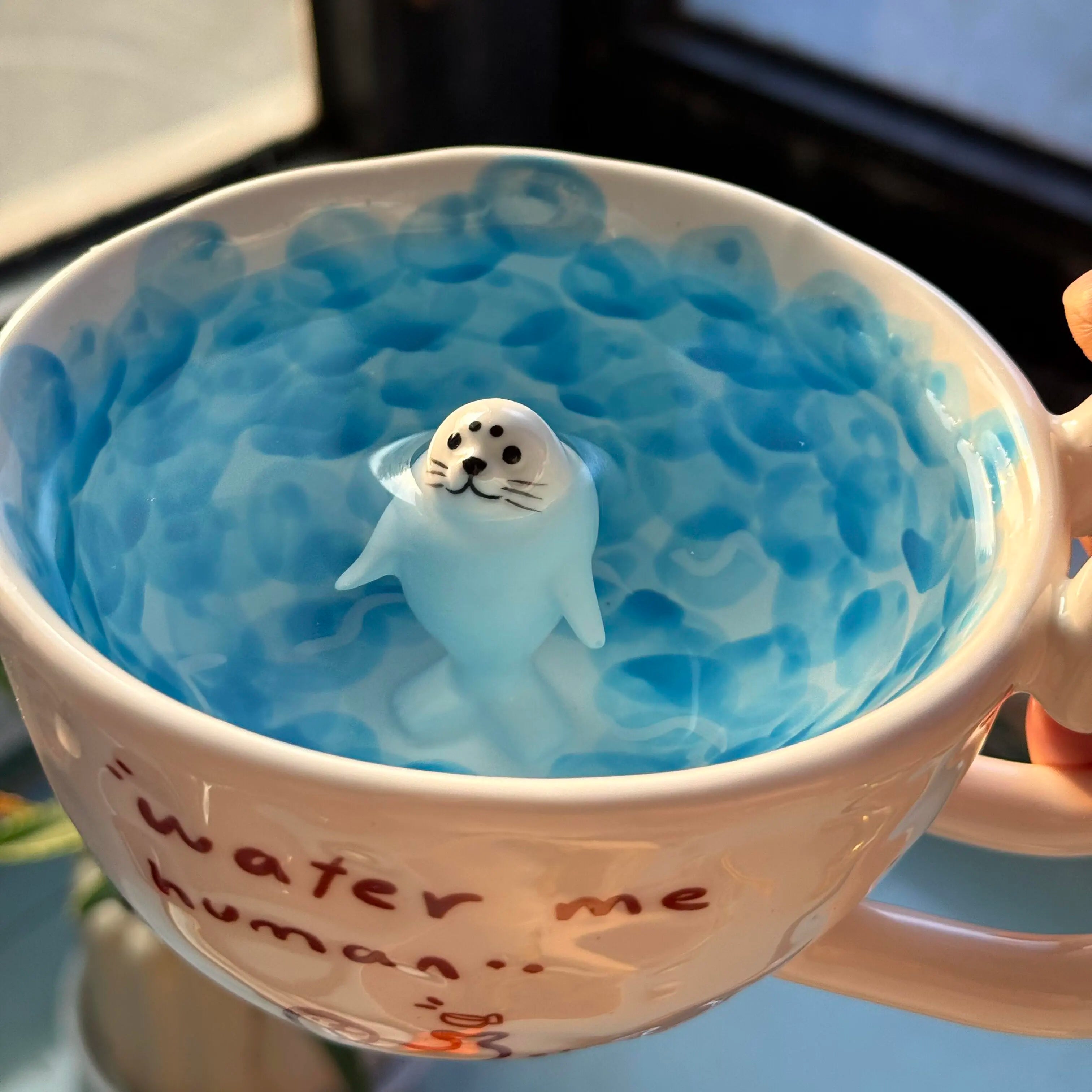 Keramiktasse mit Robben-Figur und Ozeanwellen-Design