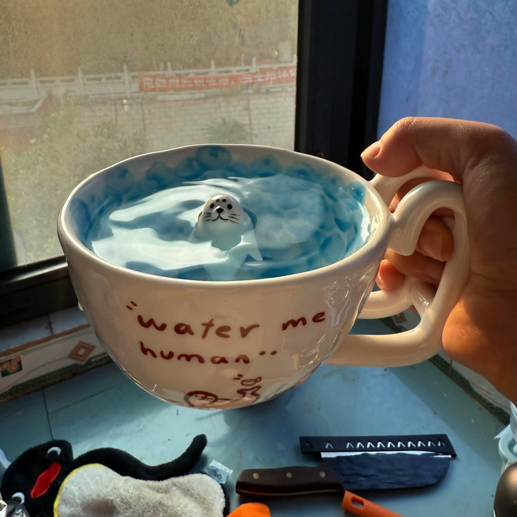 Keramiktasse mit Robben-Figur und Ozeanwellen-Design