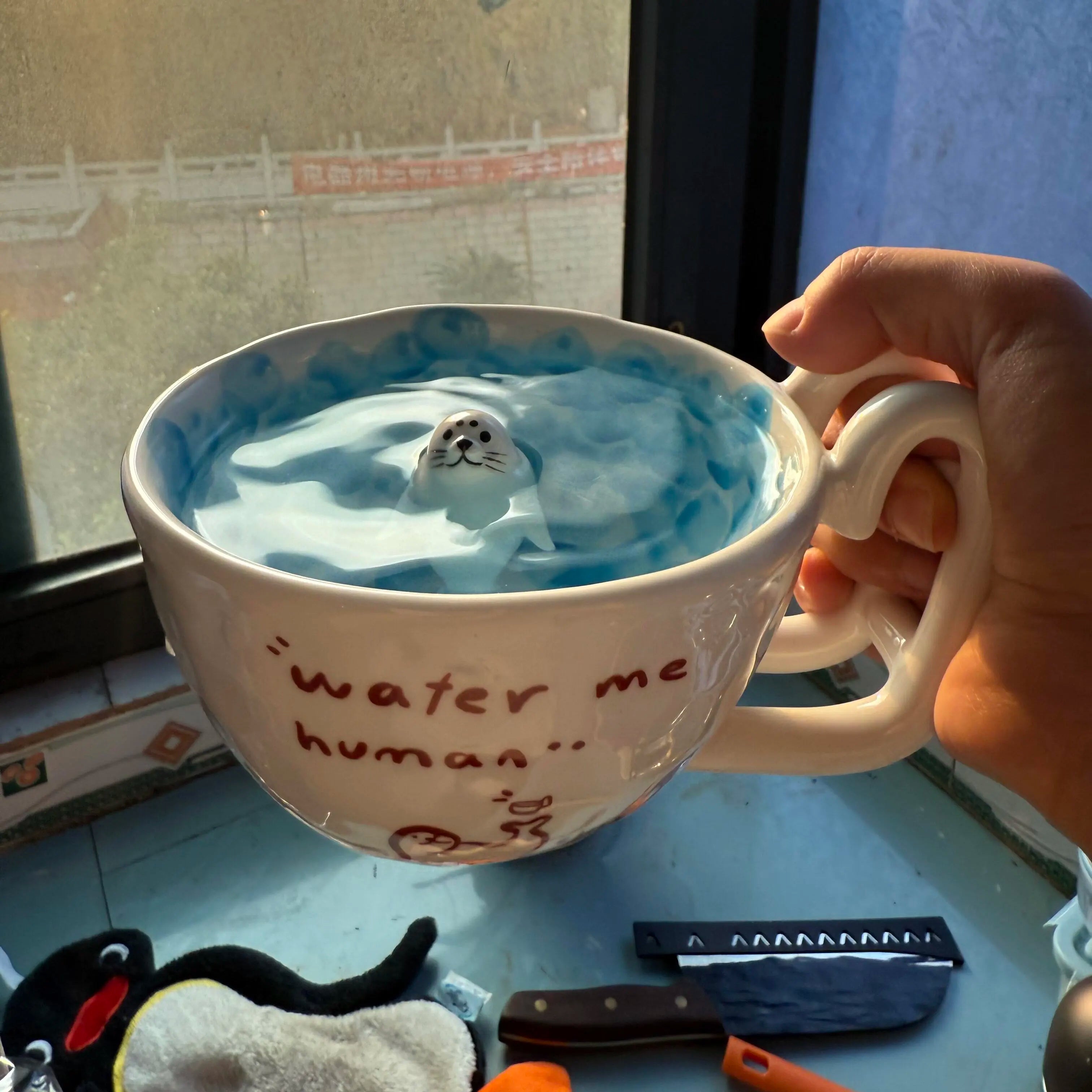 Keramiktasse mit Robben-Figur und Ozeanwellen-Design