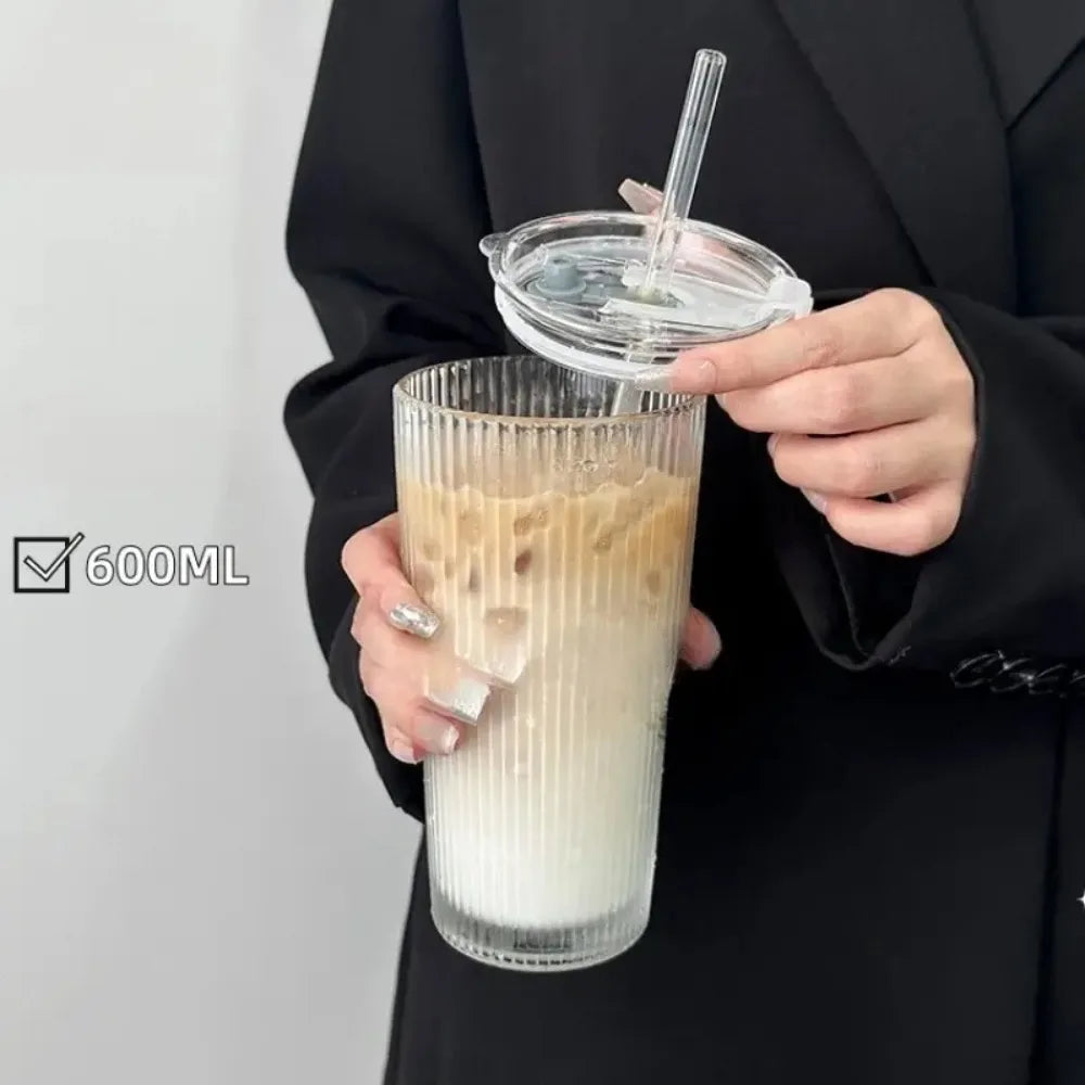 Glas-Trinkbecher mit Deckel und Strohhalm – 600 ml