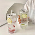 Glas-Trinkbecher mit Deckel und Strohhalm – 600 ml