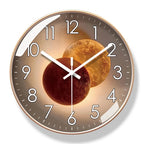 Designer-Wanduhr mit Pendel und Ambientelicht