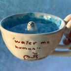 Keramiktasse mit Robben-Figur und Ozeanwellen-Design